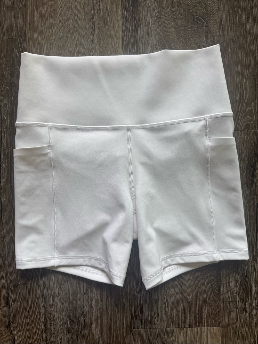 NWOT Athleta Salutation Stash High Rise 5" Short White Small